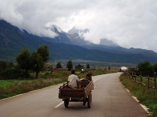 Mit unseren schnellen Bikes ueberholten wir sogar die einheimischen Fahrzeuge... Die 6000er leider wieder bedeckt.