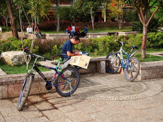 Nach der Biketour studiert Marco den Stadtplan und sucht den richtigen Weg zurueck zum Hostel, gar nicht so einfach in Lijiang.