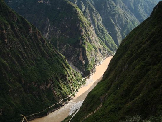 Der YangTse- Fluss unten in der Schlucht.