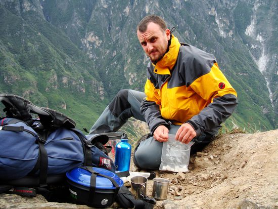 Marco beim Tee kochen