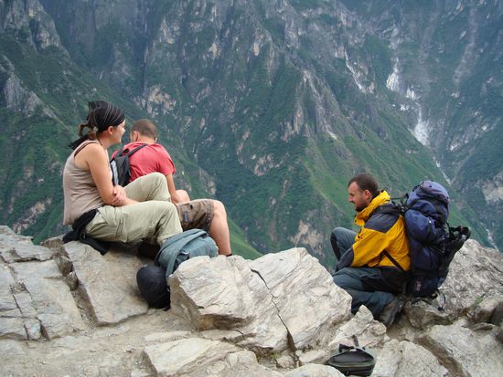 Kurze Verschnaufpause waehrend des Treks, Louise, Malcom und Marco