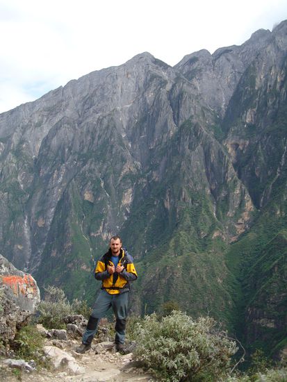 Marco wirkt ziemlich klein vor der Riesen-Felswand