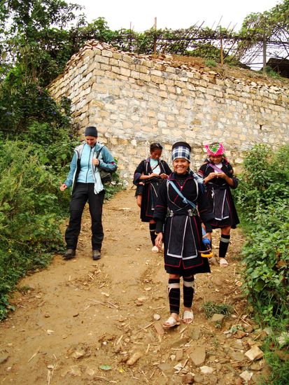 Dane mit den Black H'Mong Frauchen im Schlepptau