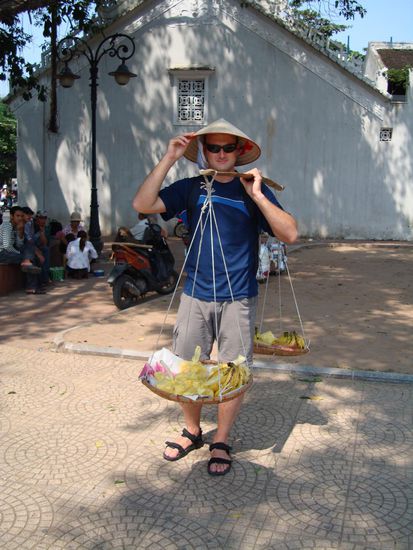 Marco hat sich entschieden ein wenig Geld als Bananenverkaeufer zu verdienen...!