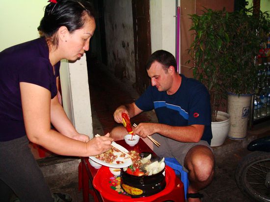 Beim Tischgrill in einem Strassenbeizli. Die Mini- Stuehle sind fuer uns definitiv zu klein!