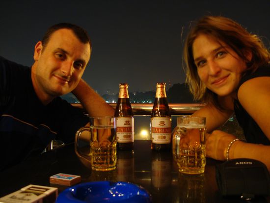 Vom Restaurant im vierten Stock genossen wir den Blick auf die Stadt und den kleinen See. Natuerlich jetzt mit Hanoi-Bier