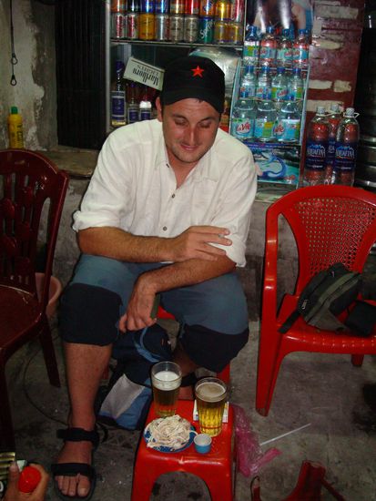 Marco beim Tintenfisch-Snack und Bia Hoi Bier! Skeptischer Blich auf den Tintenfisch, aber er war lecker!