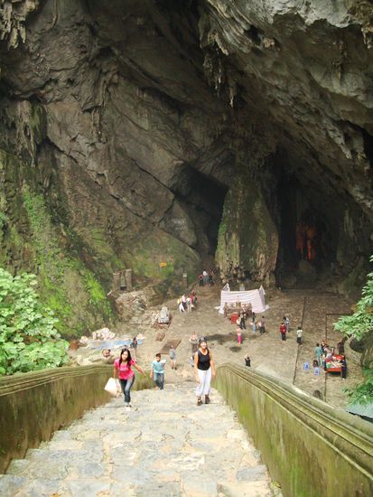 Der Eingang der Hoehle. Die Hoehle ist im Innern noch viel groesser!