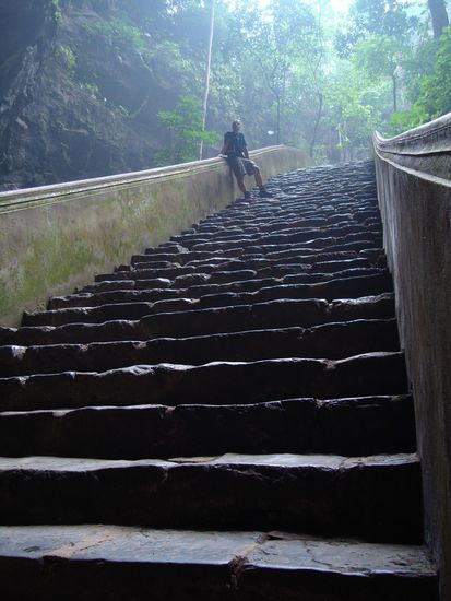 Nach dem Hoehlenbesuch mussten wir die steilen Treppen wieder hochsteigen!