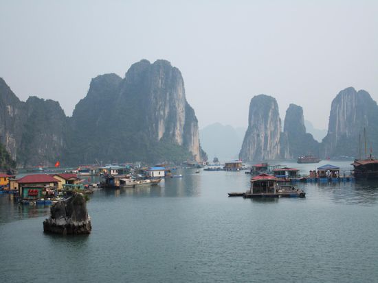 Ein schwimmendes Doerfchen mitten in der Halong Bay