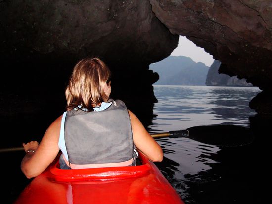 Wir fanden sogar eine kleine Hoehle zum durch paddeln, man beachte wie tief Dane das Paddel eintaucht 