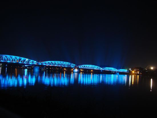 Alle paar Sekunden wechselte diese Bruecke ihre Farben