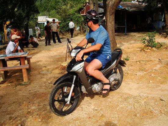 Marco mit Full Protection Anzug und Sonnenbrand an den Schenkeln...