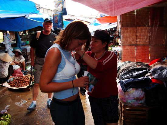 Auf dem Markt. Bevor ich wusste was mit mir geschieht, hatte die Verkaeuferin mir schon den BH angezogen