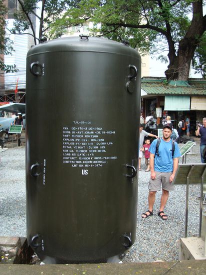 Eine Riesenbombe, eingesetzt von den Amis in Vietnamm, crazy!