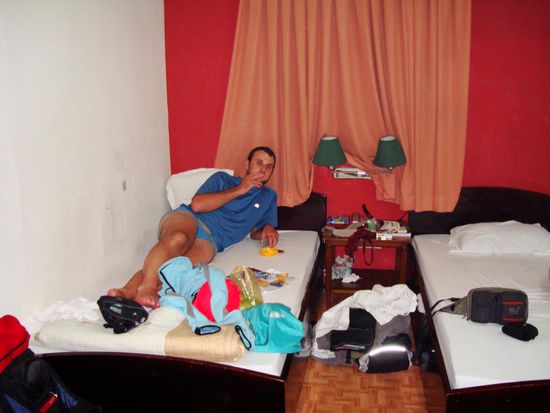 im Hotelzimmer, Dane hat noch nicht dazugelernt und machter immer noch ein riesen Puff. Wie zu hause... 
Wers glaubt wird seelig (Dane)!