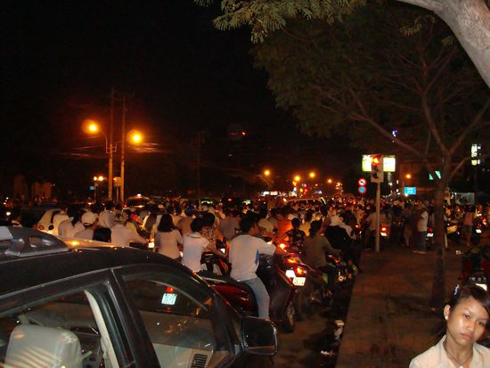 Wer nicht im Stau stehen will faehrt halt auf dem Trottoir...