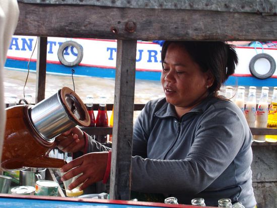 Sogar einen Kaffee konnte wir kaufen! Das war auch noetig so frueh am Morgen!