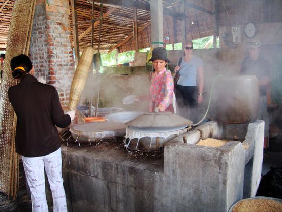 Reisnudeln als runde Fladen, bevor sie nach dem Trocknen geschnitten werden.
