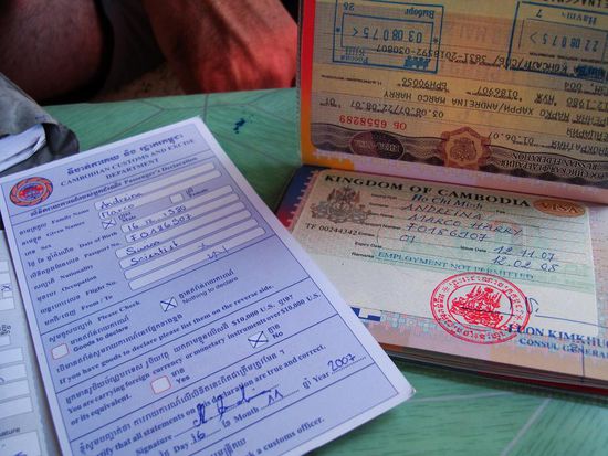 An der Grenze wurde unser Visum kurz und schmerzlos gestempelt! Welcome in Cambodia!