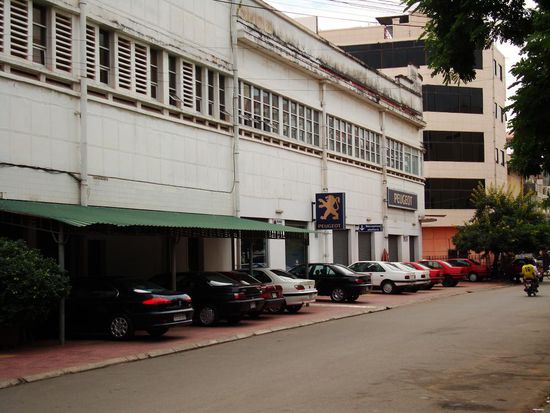 Wenn wir gewusst haetten, dass es sogar in Kambodscha eine Peugeot Garage gibt, haetten wir unseren Peugeot natuerlich nicht verkauft sonder waeren damit bis hierhin gefahren(Glueck gehabt Karae und Stele) !