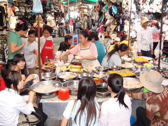 Natuerlich gab es auch auf diesem Markt nicht nur Kleider, sondern auch vieles Essbares.