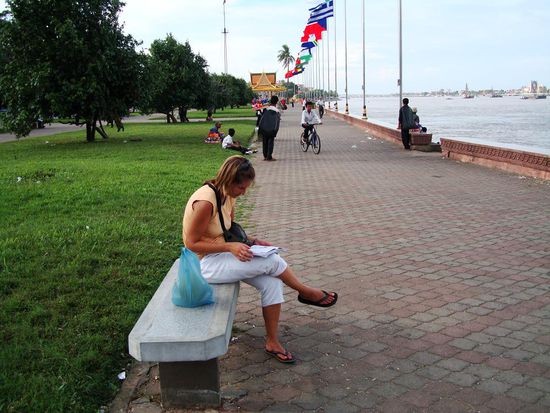 An der Flusspromenade: Mal schauen was noch so alles im Lonely Planet steht!