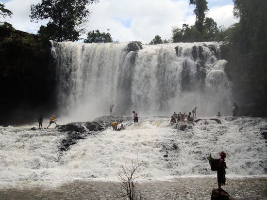 Oberer der beiden Bu Sra Wasserfaelle. Sich darin waschen soll Glueck bringen.