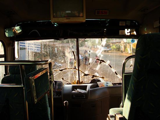 Schaut mal genau hin an wievielen Orten die Scheibe unseres Buses geflickt wurde...
