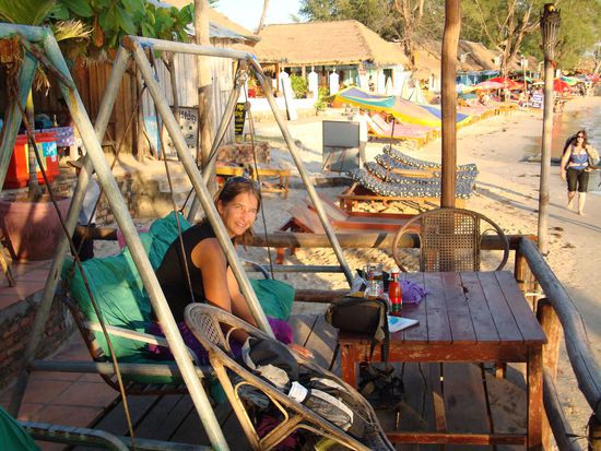 Dane gemuetlich in der Schaukel direkt am Meer