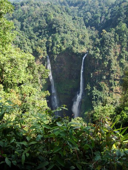 Einer der hoechsten Wasserfaelle in Laos, 150 Meter hoch!