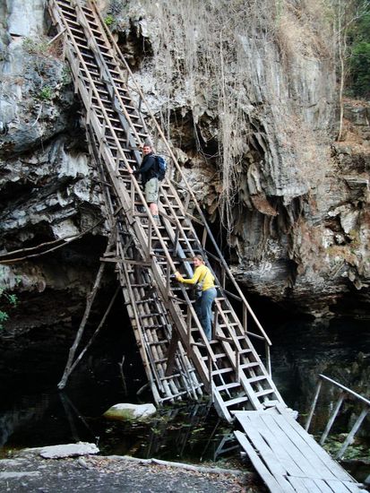 Der Aufsteig zur Buddhahoehle. Wenige Meter weiter Links waere eine komfortable Steintreppe....!