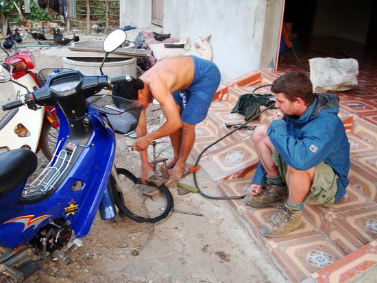 Lehma beim Ueberwachen der Reparaturarbeiten...!