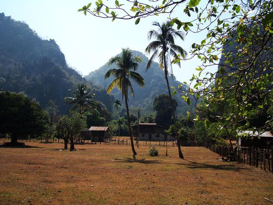 Ein kleines, haerziges Dorf, wunderschoen gelegen, inmitten der Karstberge!