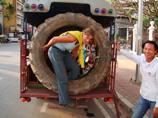 Dane klettert durch den Ersatzreifen...
