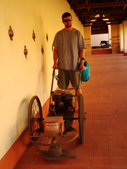 Lehma mit dem neusten Laotischen Rasenmaehermodel (so einen muss ich auch haben.