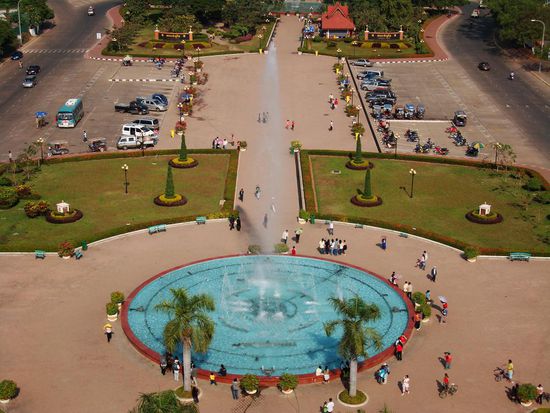Blick auf den Springbrunnen, vom Arc de Triomphe von Laos