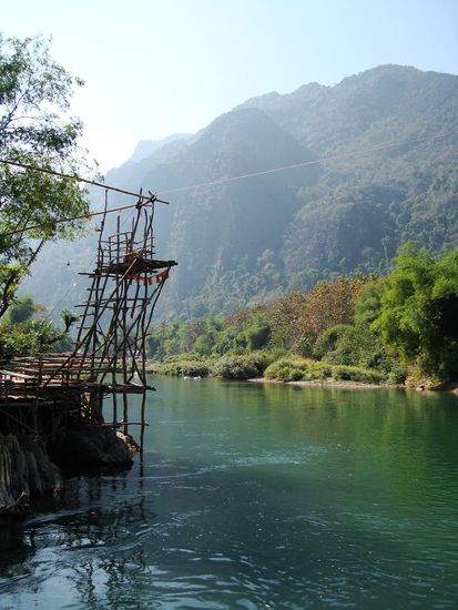 Der erste Sprungturm am Fluss