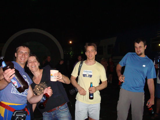 und schon wieder Party. An den Haltestellen wurde regelmaessig aufgetankt (v.l. Vladimir, Dani, Karsten und a crazy swiss guy)