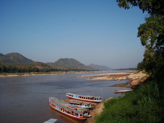 Der Mekong mit seinen Fluss-Taxis. Hier kamen frueher die Koenige nach ihren Reisen an und wurden zeremoniell empfangen.