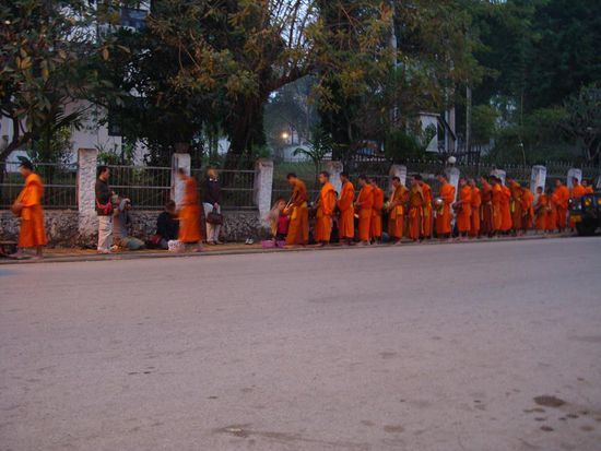Moenche, die Ihre Gaben entgegennehmen