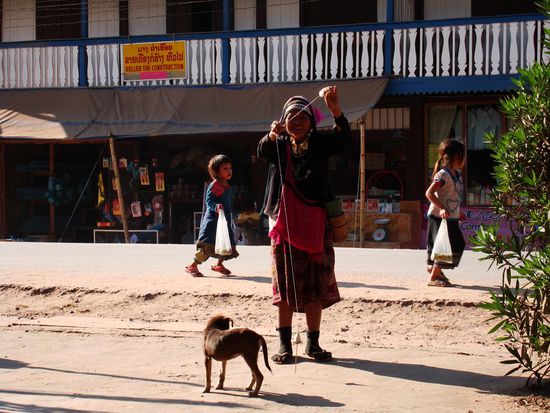Marcos zweite Freundin am Baumwolle zwirnen.