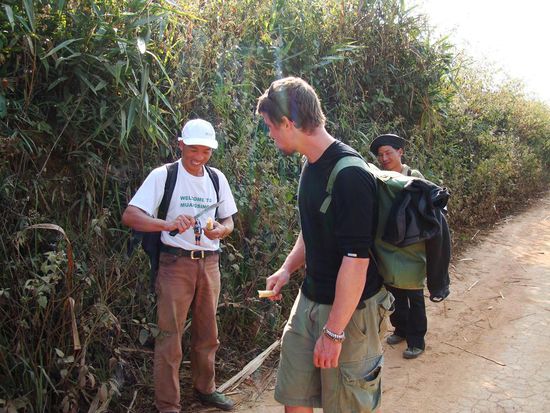 Zuckerrohr als Zwischenverpflegung, immer gut mit Einheimischen zu reisen... 