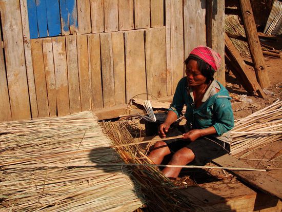 Eine Akha am Graeser knoten