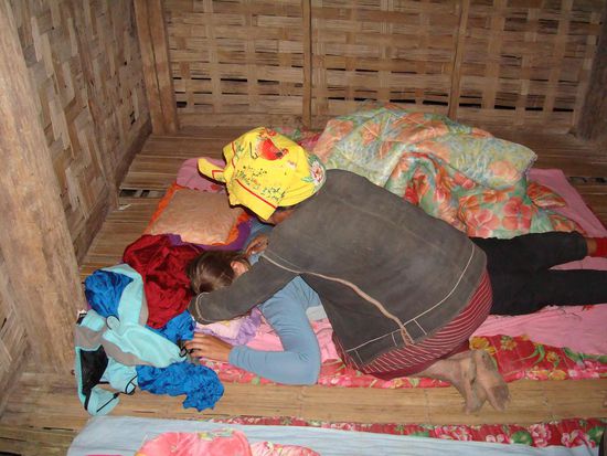 Dane bei der Massage (hoffentlich war bei der Akha Lady nicht alles so schmutzig wie ihre Fuesse...) 