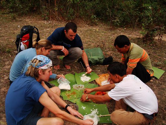 Lunch gab es auf Bananenblaettern