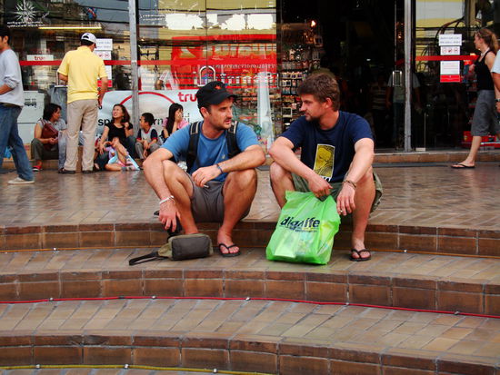 Ganz erschoepft nach so viel shopping.
Irgendwann fanden die Jungs dann doch noch den Ausgang....wer haette das gedacht....