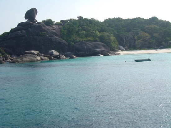 Zwischen dem Tauchen genossen wir die Sonne an einer unberuehrten Beach....