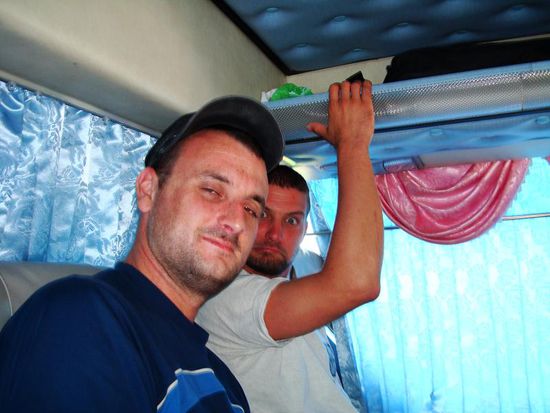 Zwei Irre am Busfahren.