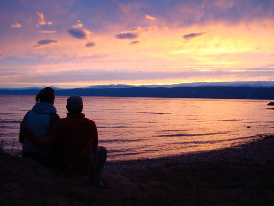 einer der vielen schoenen Sonnenuntergaenge auf Olchon (merci fuers Stativ)